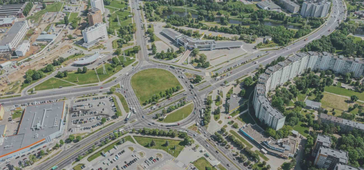 Vue aérienne d'un rond-point urbain avec circulation de voitures en été, dans le cadre de l'analyse de vulnérabilité du territoire.